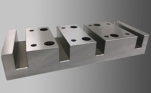 【研削加工】スライダーブロック　材質：SKS3・独自の加工技術によりミゾ幅精度、ミゾの真直度について0.002mm以内を実現・平面度、平行度、真直度においても0.002mm以内