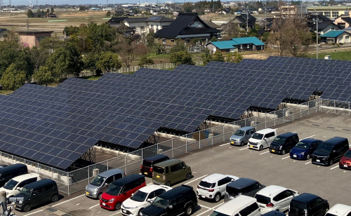 工場敷地内の太陽光発電パネル